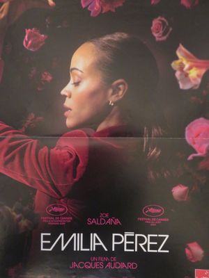 une affiche de cinéma représentant une femme en robe rouge avec des fleurs en arrière-plan