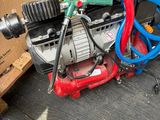 un petit moteur posé à côté d'une boîte