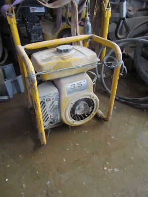 une petite machine jaune qui est garée dans un garage