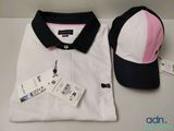 un polo et une casquette avec leur étiquette de prix, posés sur une table où se trouve une autre étiquette de prix