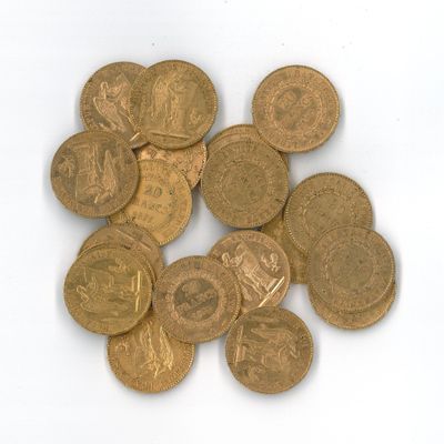 quelques pièces d'or empilées les unes sur les autres sur une surface blanche