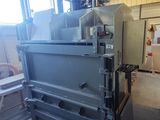 une machine qui se trouve à l'intérieur d'un bâtiment