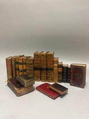 plusieurs vieux livres sont empilés sur une surface blanche