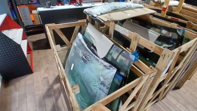 une caisse en bois contenant de nombreux types de verres différents