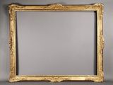 un miroir au cadre doré ouvragé, sur fond blanc