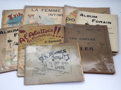 plusieurs vieux livres sont empilés sur une table