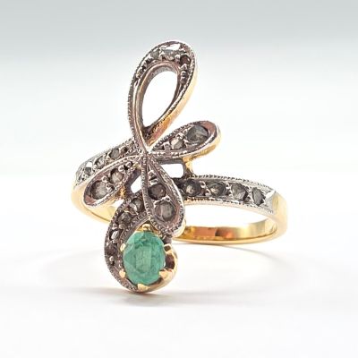 Gros plan sur une bague contenant une pierre verte