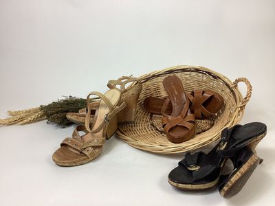 un panier de chaussures et une paire de sandales posés sur une table
