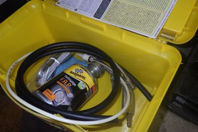 une boîte jaune contenant un tuyau