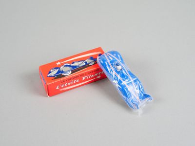 deux tubes de dentifrice emballés dans du plastique, posés sur une table