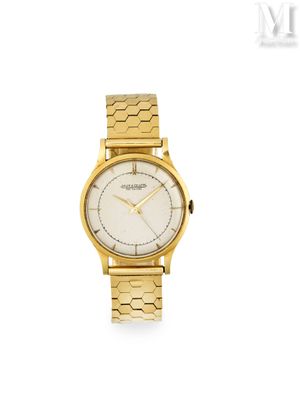 gros plan d'une montre en or sur fond blanc
