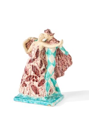 une figurine représentant une femme tenant un bébé dans ses bras