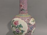 deux vases posés sur une table