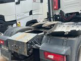 un camion blanc garé dans un parking
