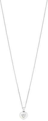 gros plan d'un collier sur fond blanc