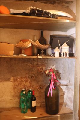 Dans une niche murale; paire de présentoir en verre moulé, b… - Photo 1