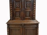 une vieille armoire en bois avec un plateau sculpté et deux portes