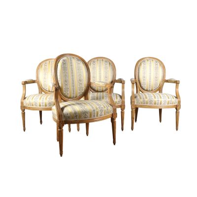 paire de fauteuils de style Louis XVI avec assises rembourrées