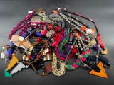 un tas de colliers et de bracelets de toutes sortes posés sur une table