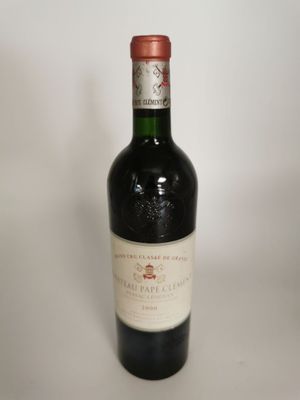 une bouteille de vin posée sur une table