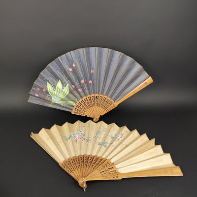 Japon, XXe siècle Deux éventails en bambou ajouré et tissu p… - Photo 1