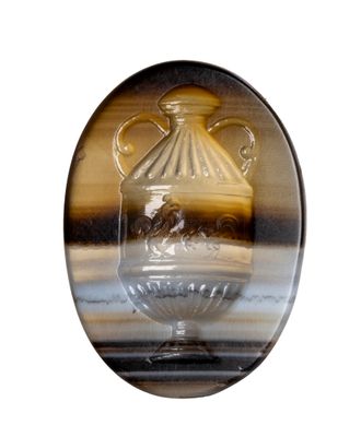 une photo d'un vase en verre contenant un cheval