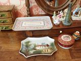 une commode avec un miroir et un plateau orné d'une image