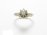 gros plan d'une bague en diamant sur une surface blanche