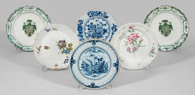 Sechs Teller mit Wappen- und Blumendekor Runde, zumeist pass…