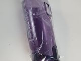 un objet violet dans un sac en plastique posé sur une surface blanche
