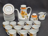 un grand nombre de tasses et de soucoupes posées sur une table