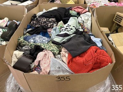 de nombreuses boîtes de vêtements entassées dans le magasin