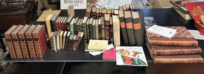 many books that are on a table in a room
