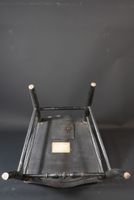 Suite de trois chaises en bois peint noir à dossier ajouré. (photo 5)