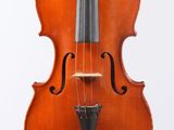 gros plan d'un violon avec un archet sur fond blanc