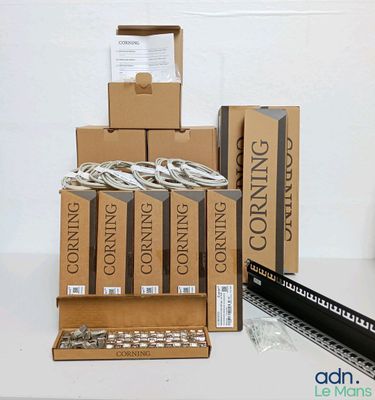 plusieurs boîtes sont empilées sur une table