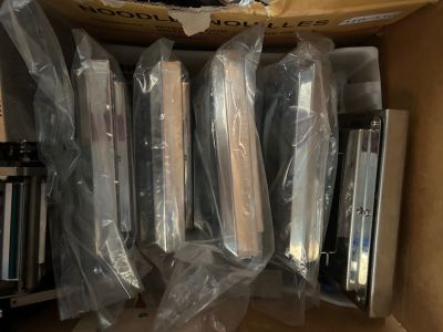 1 Caisse comprenant divers accessoires électriques + écran +…