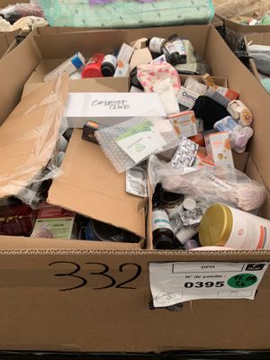 une boîte en carton remplie d'une multitude d'objets