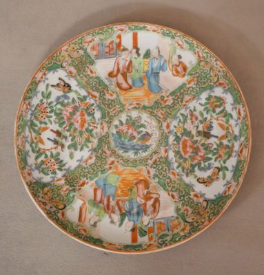 Assiette en porcelaine à décor rayonnant de personnages et d…