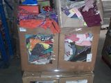 une pile de boîtes empilées les unes sur les autres