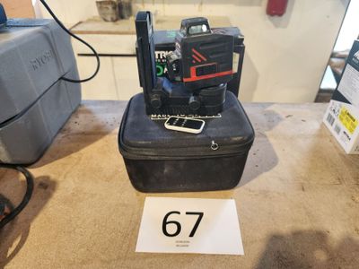 un appareil photo posé sur un bagage