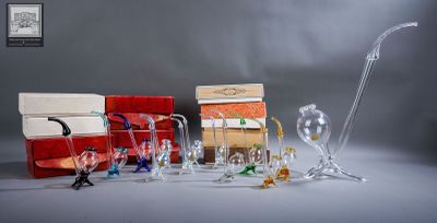 un lot de figurines en verre posées sur une table
