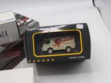 un camion miniature qui se trouve dans une boîte posée sur une table