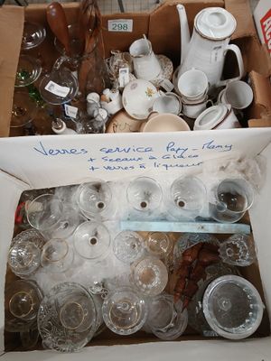 une boîte en carton remplie de verrerie et d'autres objets