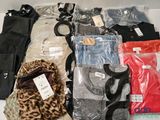 de nombreux types de vêtements et de sacs posés sur la table