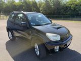 une photo d'une Toyota RAV noire garée sur un parking