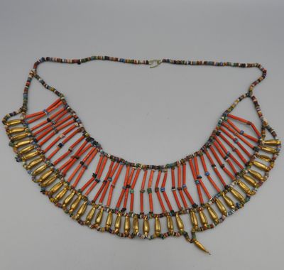 Faux collier pectoral égyptien en fritte et métal doré imita…