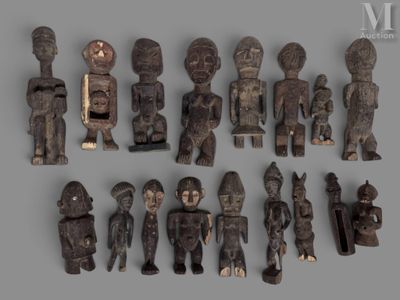 de nombreuses figurines en bois de formes et de tailles variées