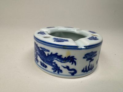 un cendrier en porcelaine bleue et blanche orné d'un dragon