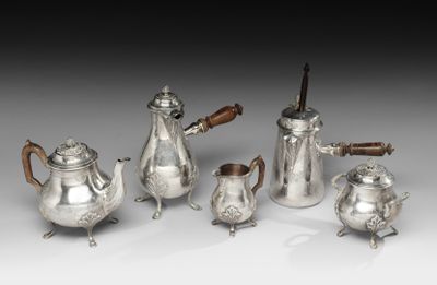 un ensemble de théières et de cafetières en métal argenté